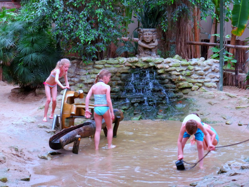 Kinderen spelen bij de waterval in de Kids-Jungle