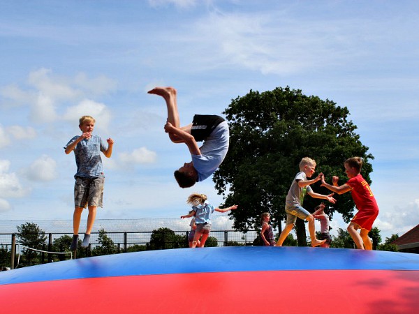 Salto op de airtrampoline