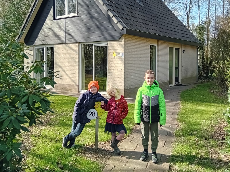 De kinderen van Emma voor het Kids Vakantiehuis op Landgoed Ruwinkel in Gelderland, vlak bij de Veluwe en Utrechtse Heuvelrug