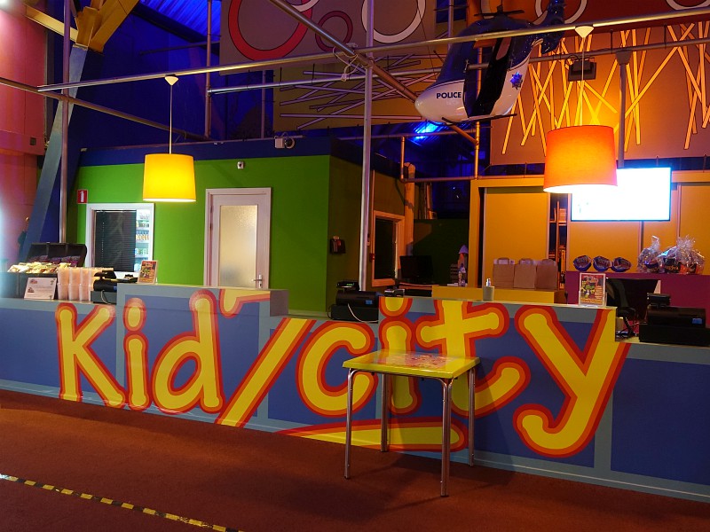 KidZcity in Utrecht is een indoor speelhal met glijbanen, klimkasteel, botsauto’s, draaimolens, lasergame en nog veel meer. Lees hier de review van Barbara
