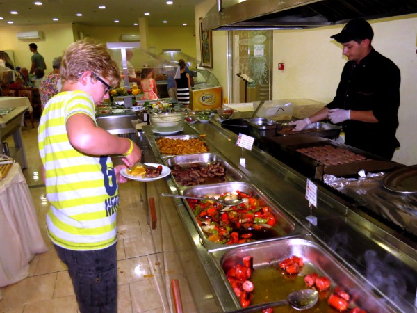 Een heerlijk kinderbuffet bij dit All-Inclusive hotel op Corfu