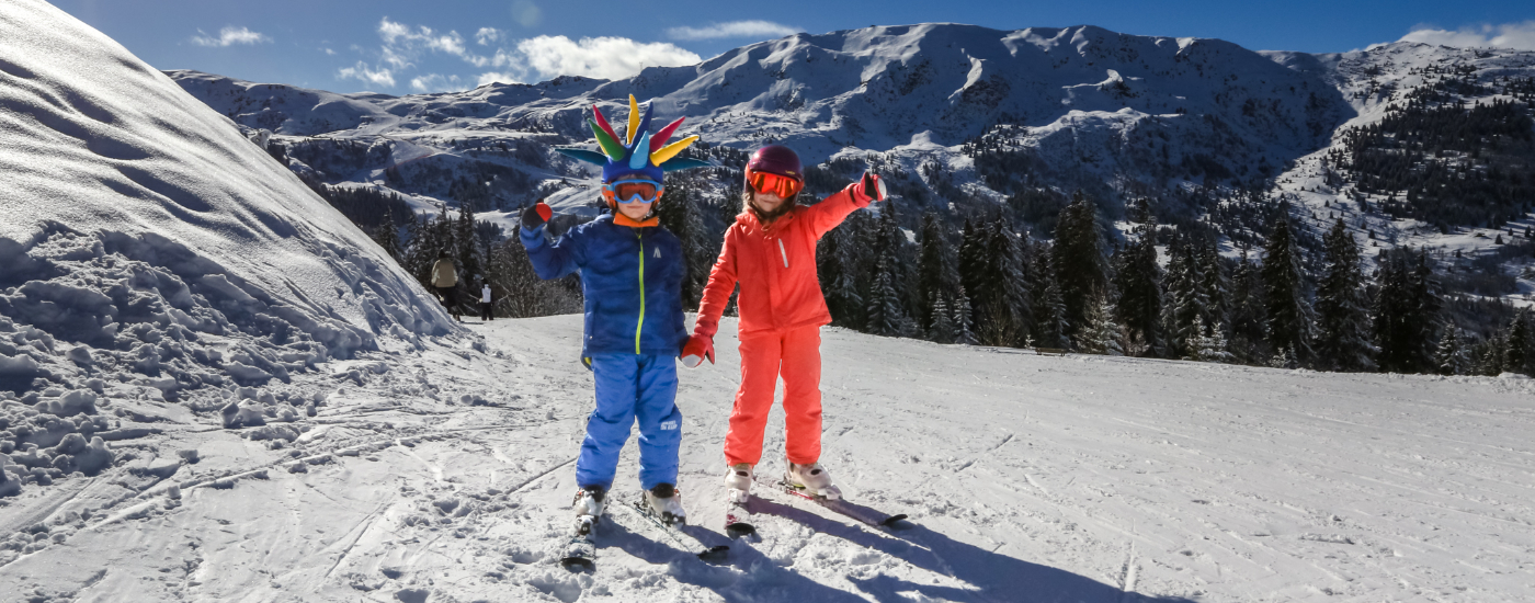 De kinderen van reporter Elisabeth in de Franse Alpen tijdens hun eerste wintersport