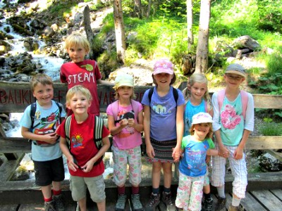 De kids trekken de bergen in bij het Kinderprogramma bij Gürgaletsch