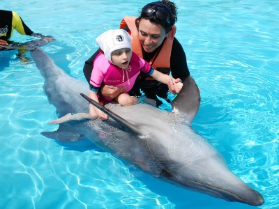 Gehandicapt kindje zwemt met dolfijn