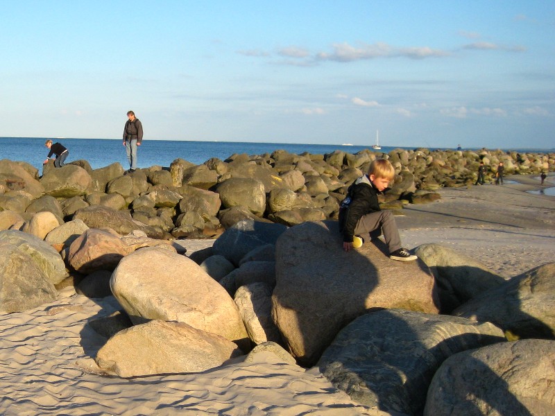 De Oostzeekust bij Damp, met naast stranden ook keien om te klauteren
