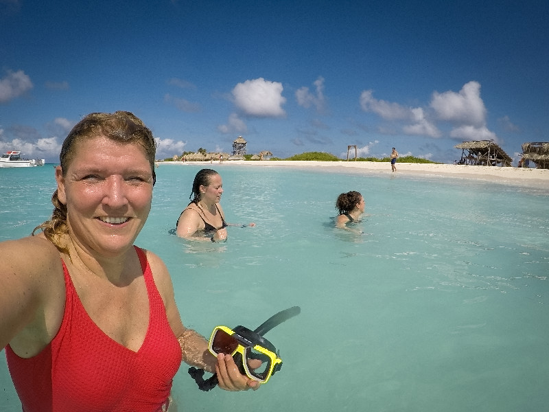 Sabine in zee voor het strand van Klein Curacao