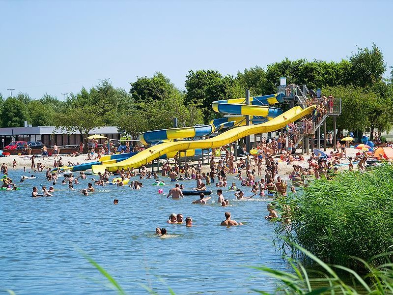 Waterglijbanen in het meertje bij Camping Klein Strand