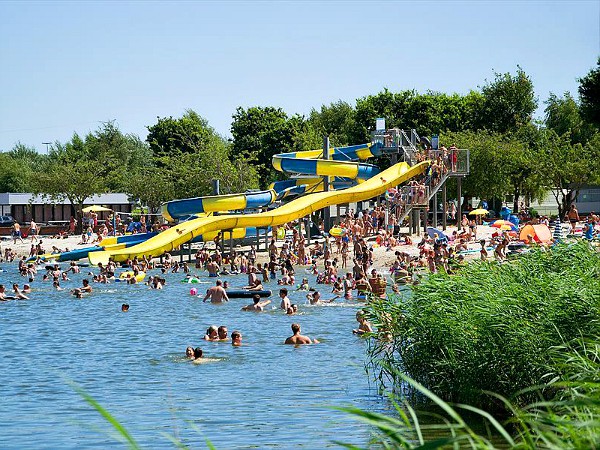 Camping met glijbanen in het meertje