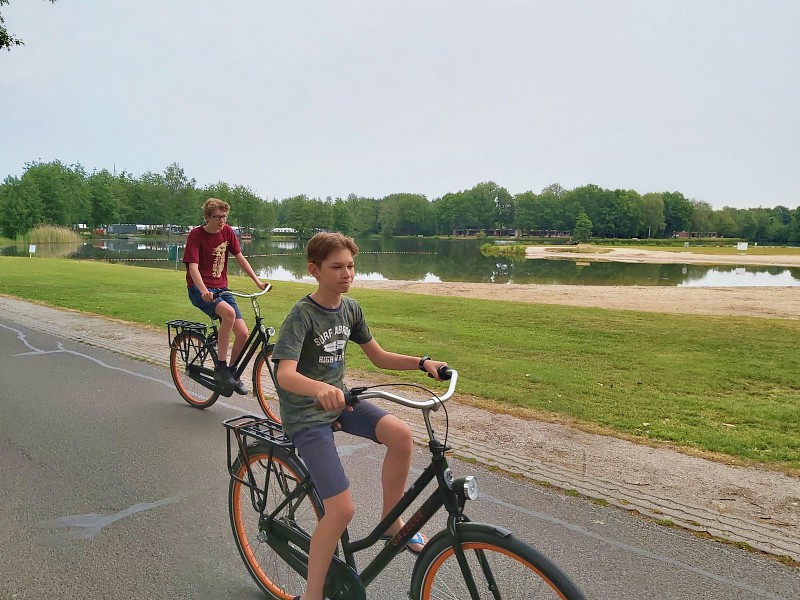 Zeb en Tycho op de fiets op vakantiepark Klein Vink
