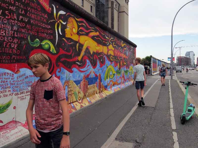 Resten van de Berlijnse muur zijn nu kleurrijk versierd bij de Eastside Gallery