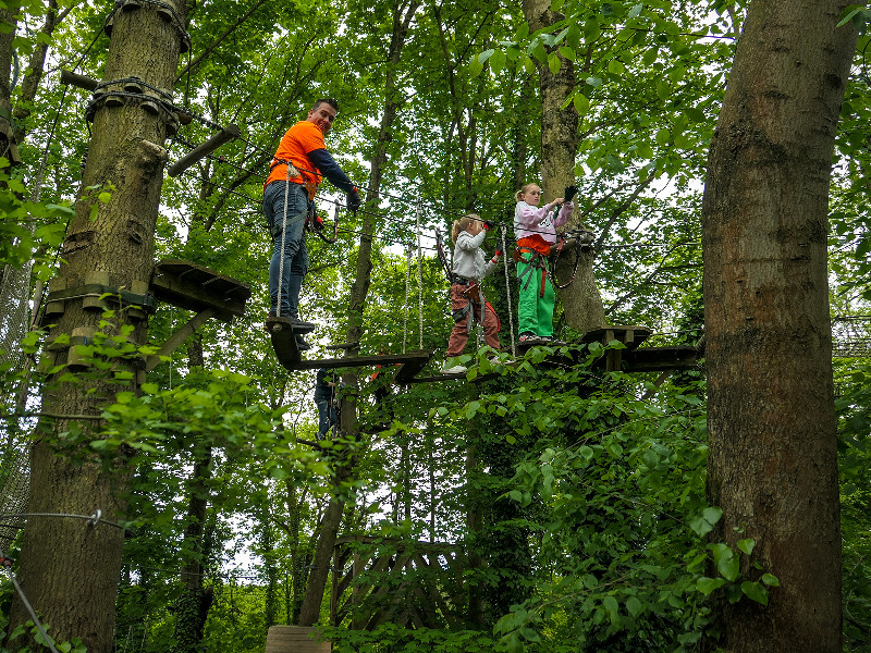 De meiden vinden het klimpark geweldig!