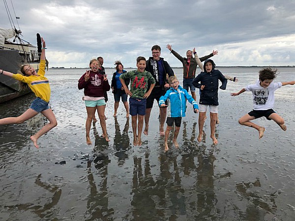 Kids op het drooggevallen wad