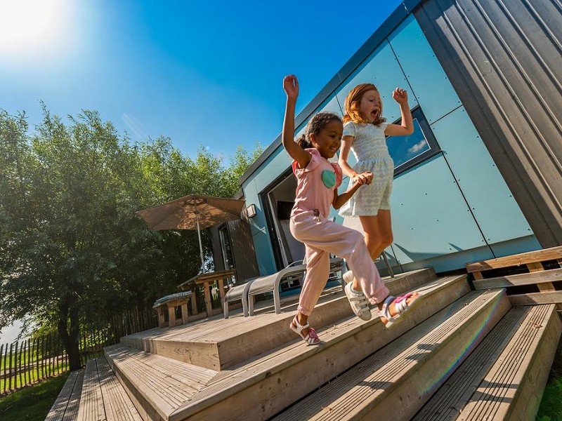 Kids springen van het verhoogde terras