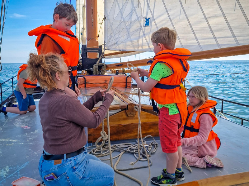 Knopen leren leggen tijdens de piratentocht