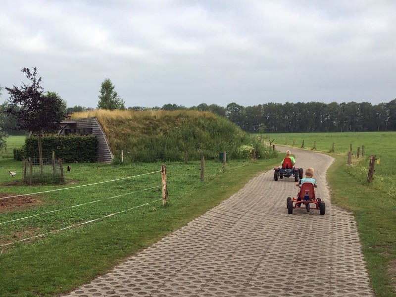 In het Salland in Overijssel kan je een bijzondere boerderijvakantie beleven, in een grondulow bij Koe in de Kost. Amanda ontdekte ook de regio met haar gezin