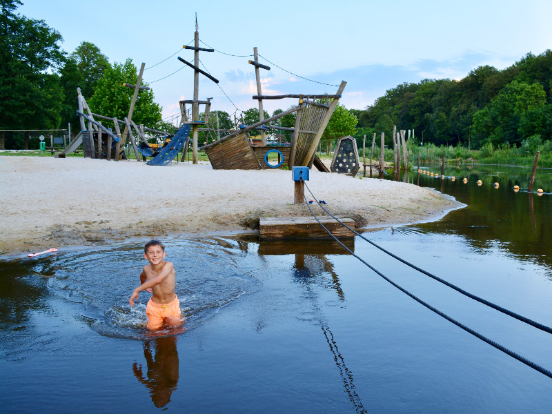 Genieten bij Camping de Koeksebelt van het speelstrand