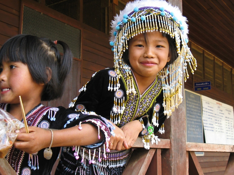 Meisje in klederdacht in de omgeving van Chiang Rai