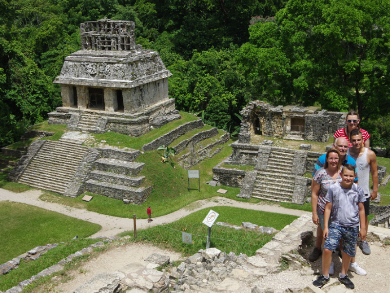 Gezin bij een Maya tempel