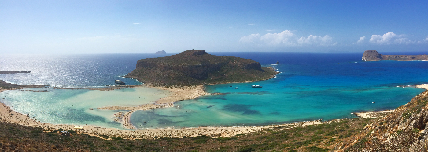 Uitzicht over de azuurblauwe kust van Kreta, Griekenland