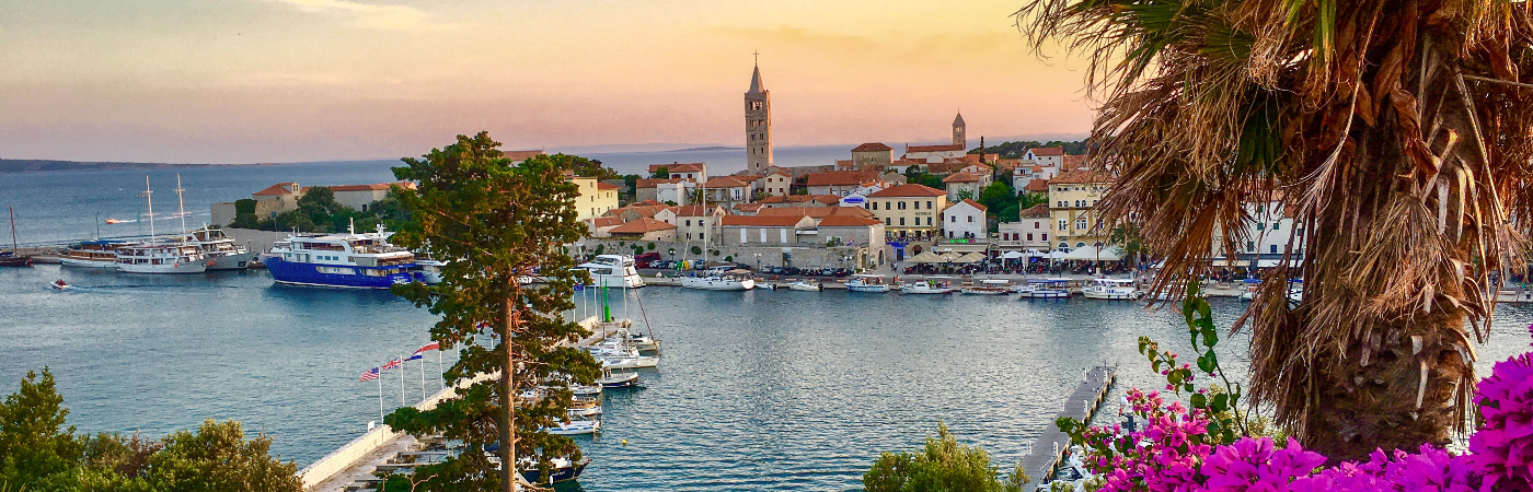 Uitzicht over de stad op het eiland Rab in Kroatië