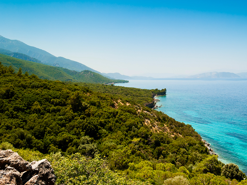 Het mooie uitzicht vanaf een berg in het nationaal park. Op de achtergrond zie je het eiland Samos