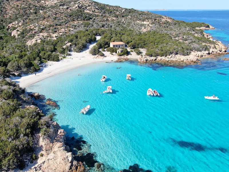 Het strand van het eiland Maddalena