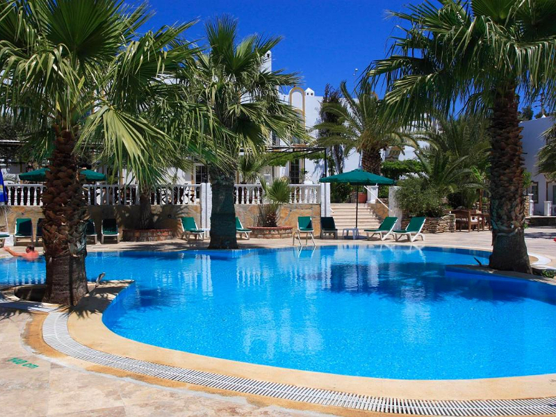 Het heerlijke zwembad in de tuin bij hotel La Rosa