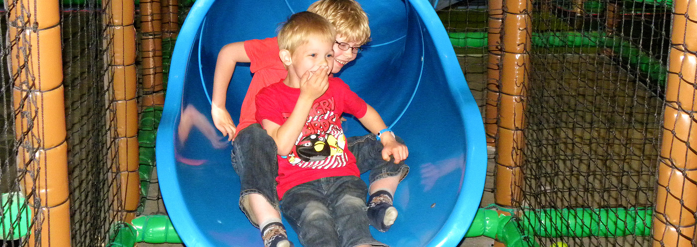 Fun op de glijbaan van de indoor speeltuin bij Lalandia Billund