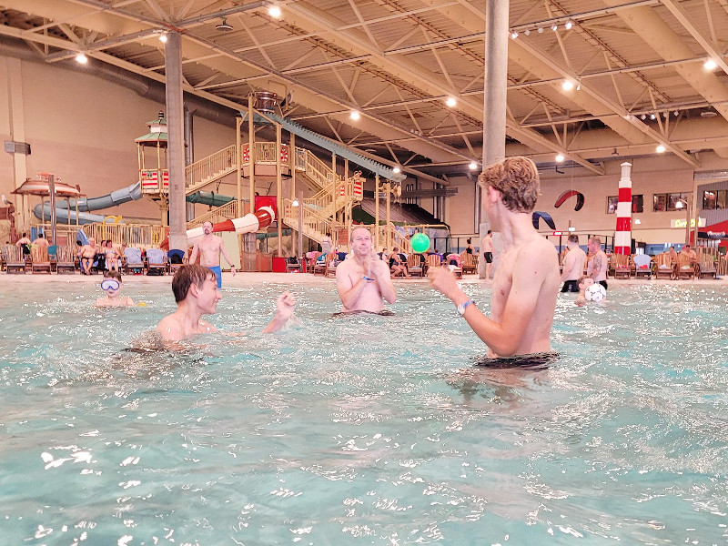 Balletje overgooien in het zwembad van Lalandi Sondervig in West Jutland