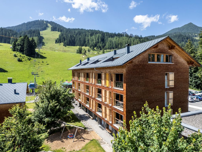 De chalets en appartementen van Landal Brandnertal zijn comfortabel en supergeschikt voor een gezinsvakantie in Oostenrijk, zeker ook in de zomer!