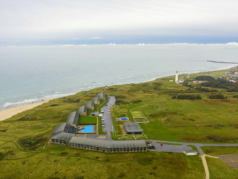 Landal Fyrklit met de watertoren en de zee.