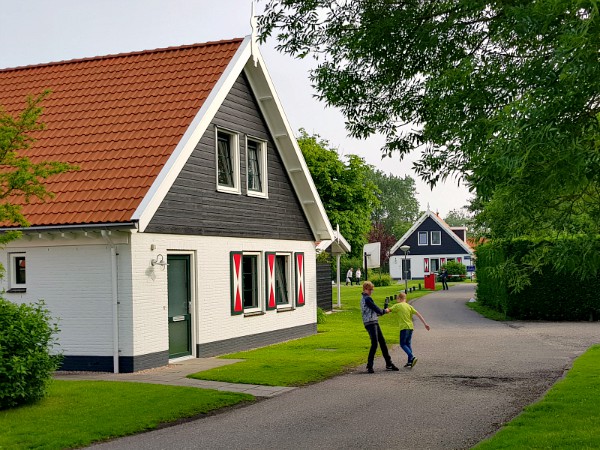 kinderen wandelen over het landal park resort haamstede