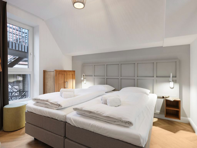 Een heerlijk comfortabele slaapkamer in een Landal appartement bij vakantiepark Kaap West op Terschelling.