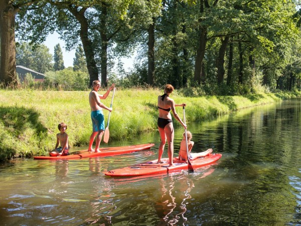 Suppen met kids die meevaren op de sup