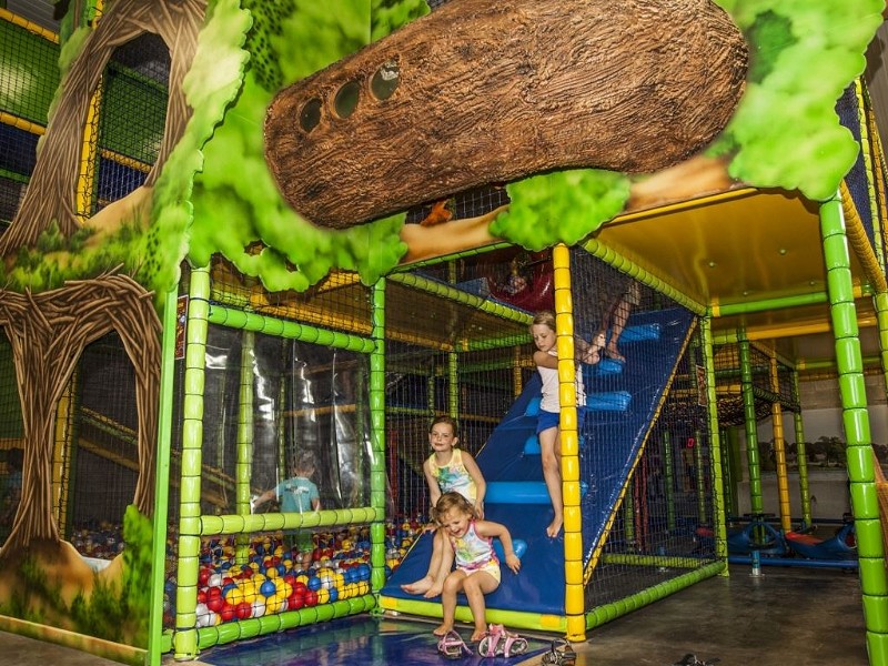 Kids spelen in de overdekte speeltuin.