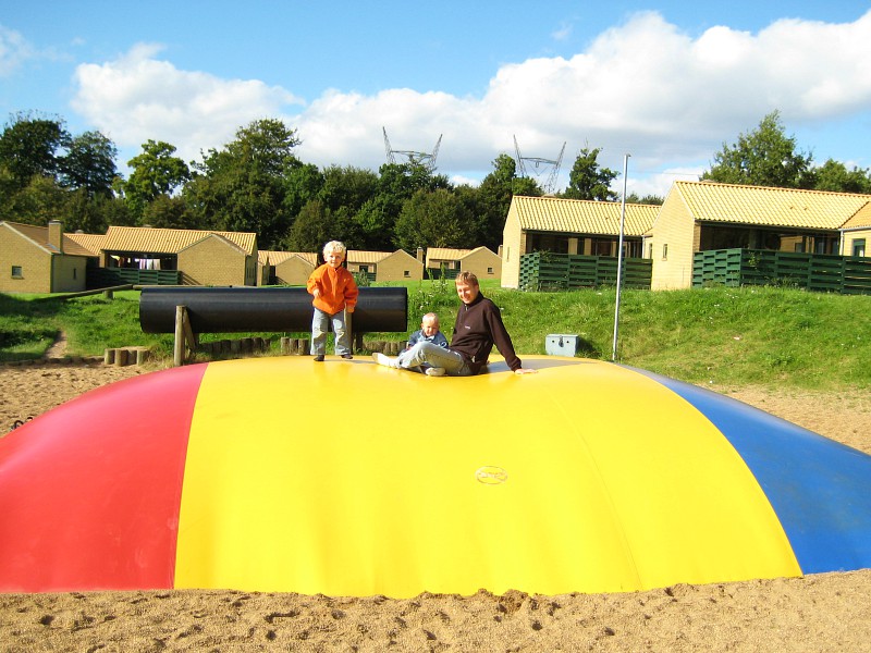 Zeb en Tycho spelen op de air trampoline bij Landal Middelfart