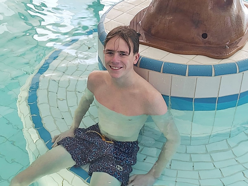Max in het zwembad van Landal Mont Royal