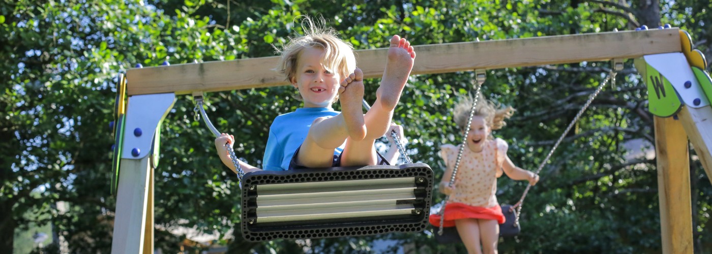 De kinderen van nElisabeth hebben plezier tijdens een vakantie in de Belgische Ardennen