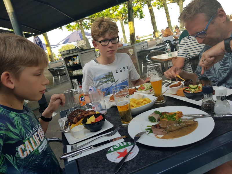 Lekker eten op het terras van restaurant het Reeuwijkse Hout