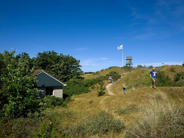 vanaf het park wandel je zo de duinen in