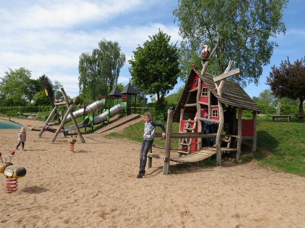 Spelen in de speeltuin bij Landal Warsberg