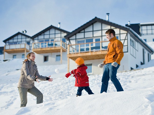 Spelen in de sneeuw met gezin bij Landal Winterberg in Duitsland