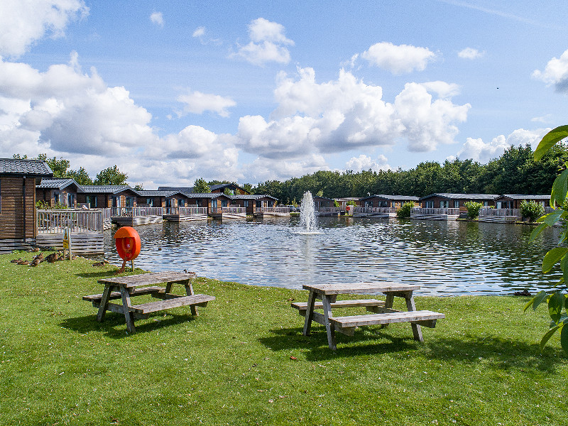 Chalets aan het water bij Landal Woodland Lakes in Engeland