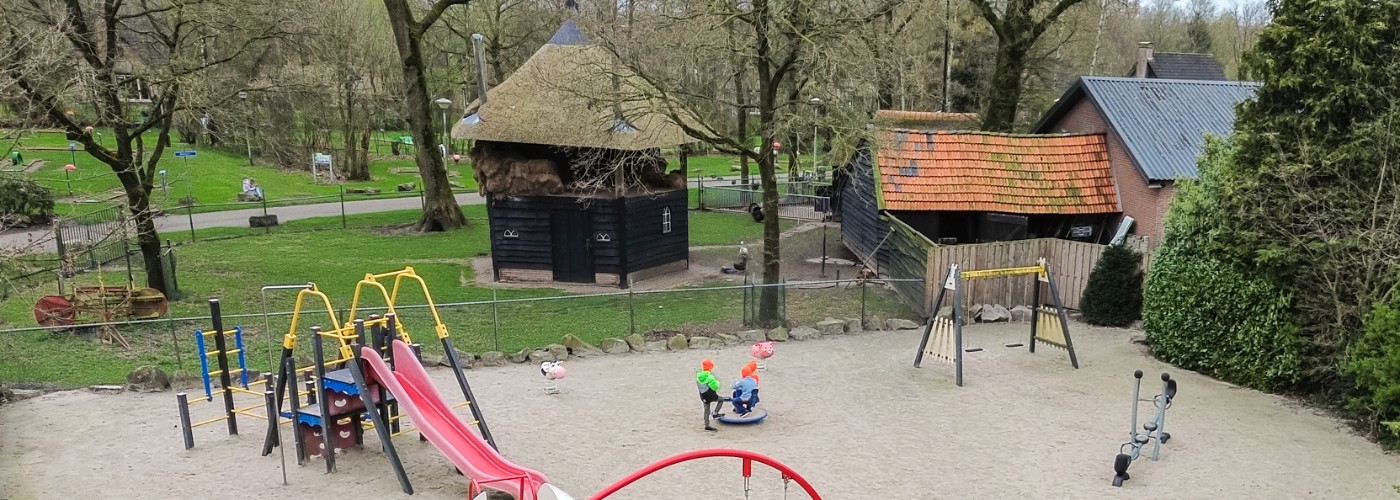 De kinderen van Emma spelen in de speeltuin op Landgoed Ruwinkel in de Gelderse Vallei