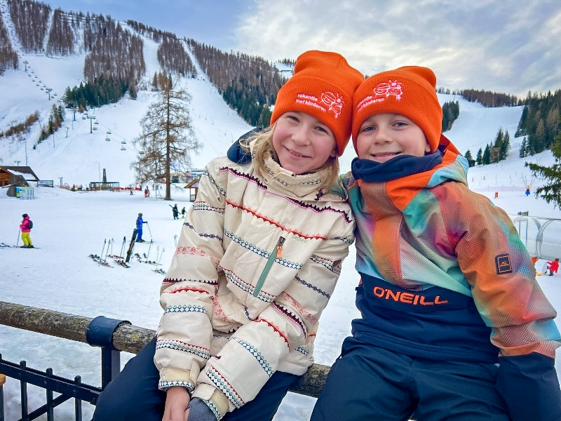 Lara en Duuk met de Vakantie met Kinderen mutsen in Hinterstoden