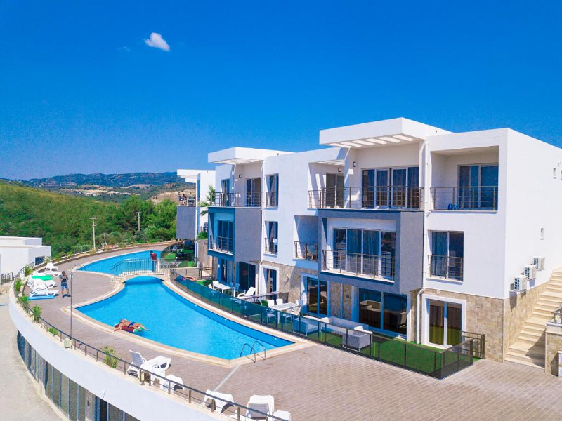 De blauwe lucht en het blauwe zwembad bij Lavender Residence Kusadasi