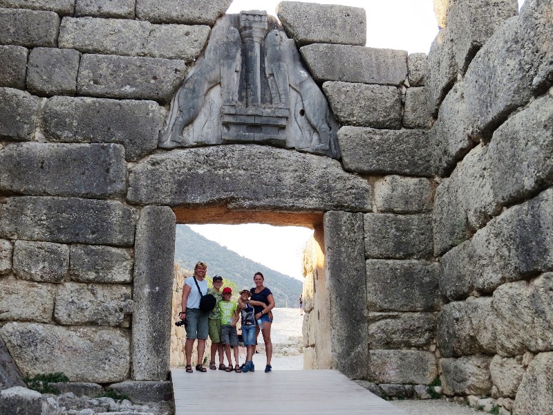 Poseren onder de beroemde leeuwenpoort van Mycenae