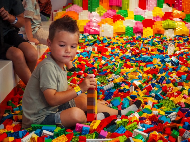 De kleintjes bouwen heerlijk in de ruime DUPLO gedeeltes