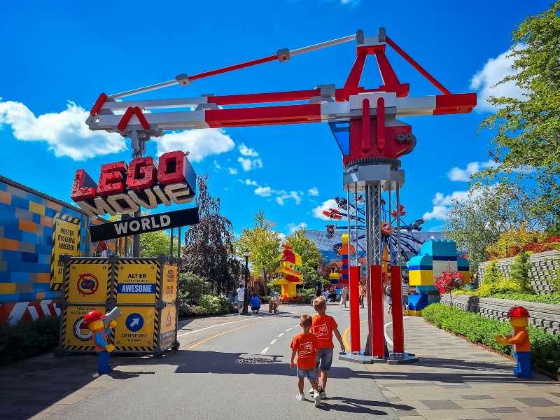 LEGOLAND® Billund in Denemarken heeft een heel leuk kleurrijk themagebied volledig gewijd aan THE LEGO MOVIE™ WORLD. Wat je er kan beleven, lees je hier