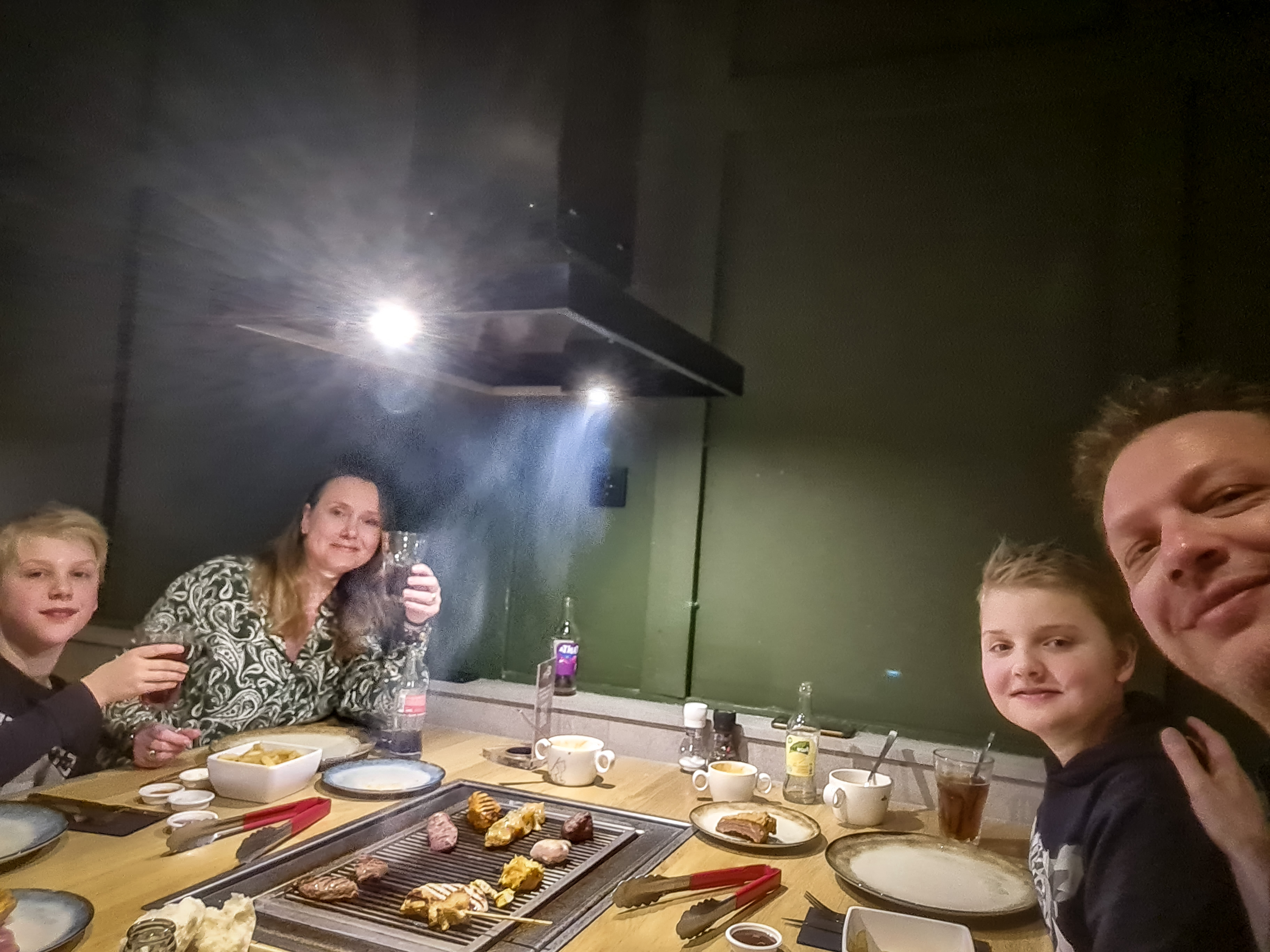 Alma en haar gezin aan tafel bij de Leistert